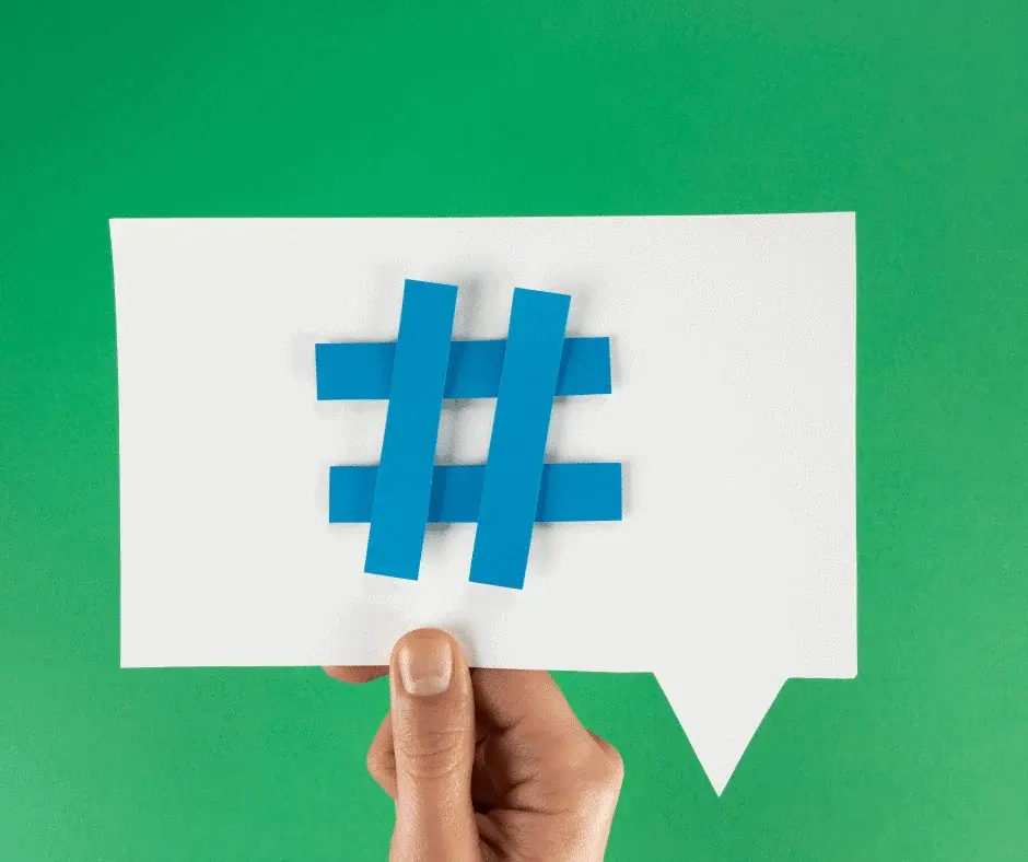 Un letrero verde con letras blancas en la mano
Descripción generada automáticamente con confianza baja