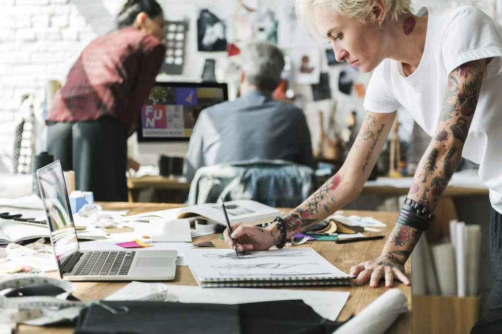 diseñadora diseñando una creatividad 